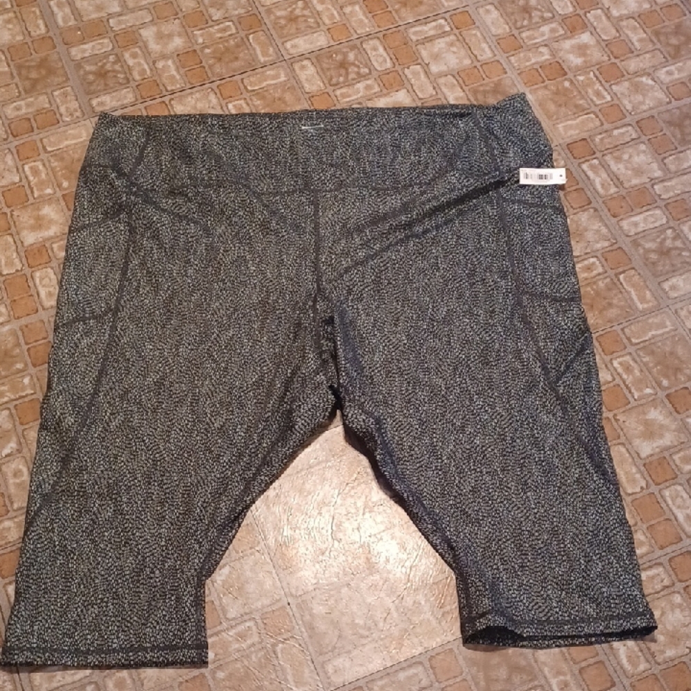 Amazon Essentials Black and Gray Patterned Shorts Size 6x Workout Shorts